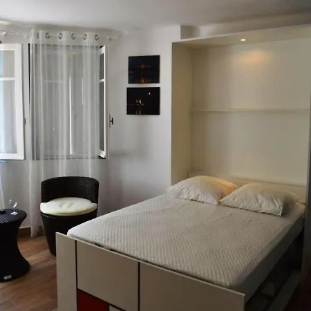 - 2 Pers, 24 M2, 1/0 Lejlighed *